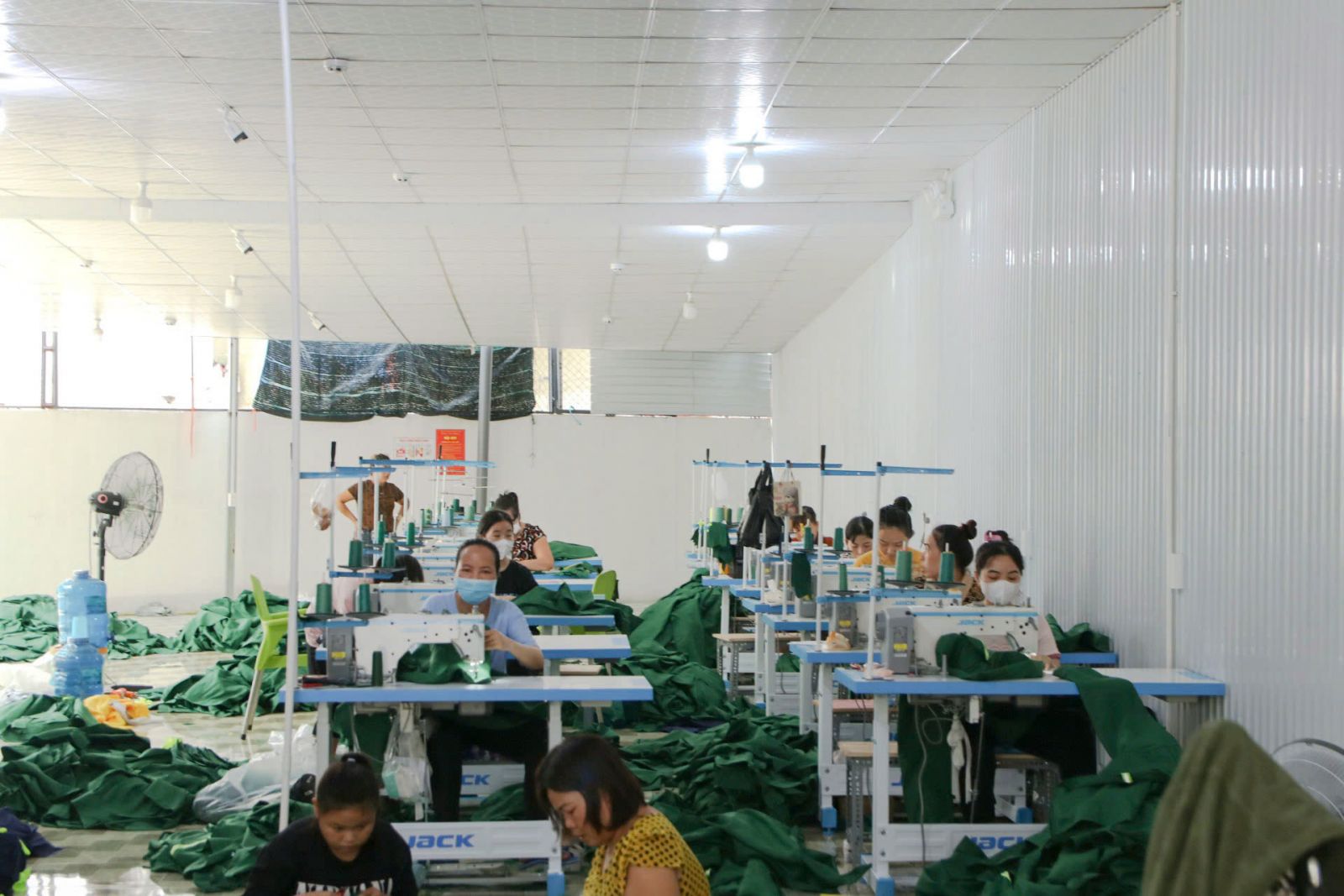Phú Quý là xưởng may đồng phục công sở rất uy tín 