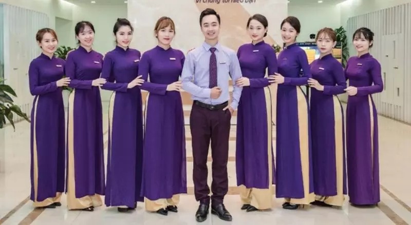 Đồng phục áo dài thể hiện sự lịch sự và kín đáo cho nhân viên ngân hàng
