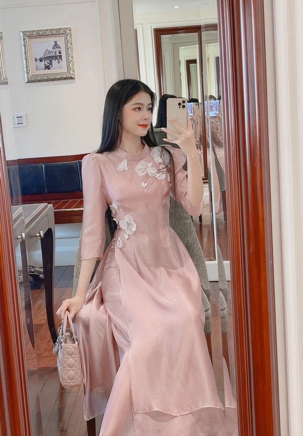 Áo dài đồng phục voan hoa thể hiện vẻ đẹp nữ tính và duyên dáng
