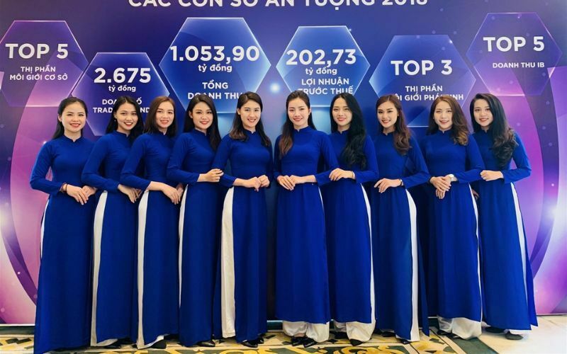 Đồng phục áo dài công sở không kén người mặc