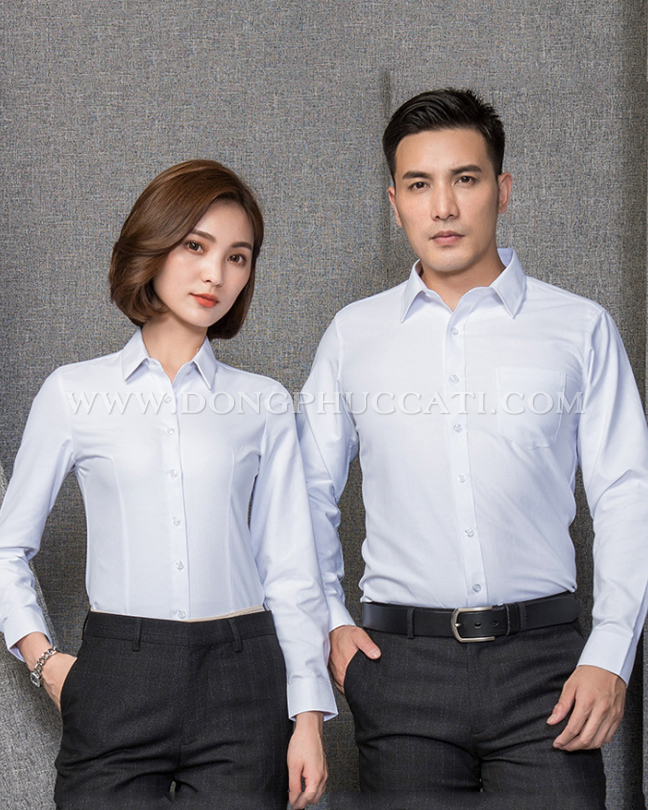 Áo sơ mi trắng và chân vay toát lên được vẻ đẹp quyến rũ và sang trọng