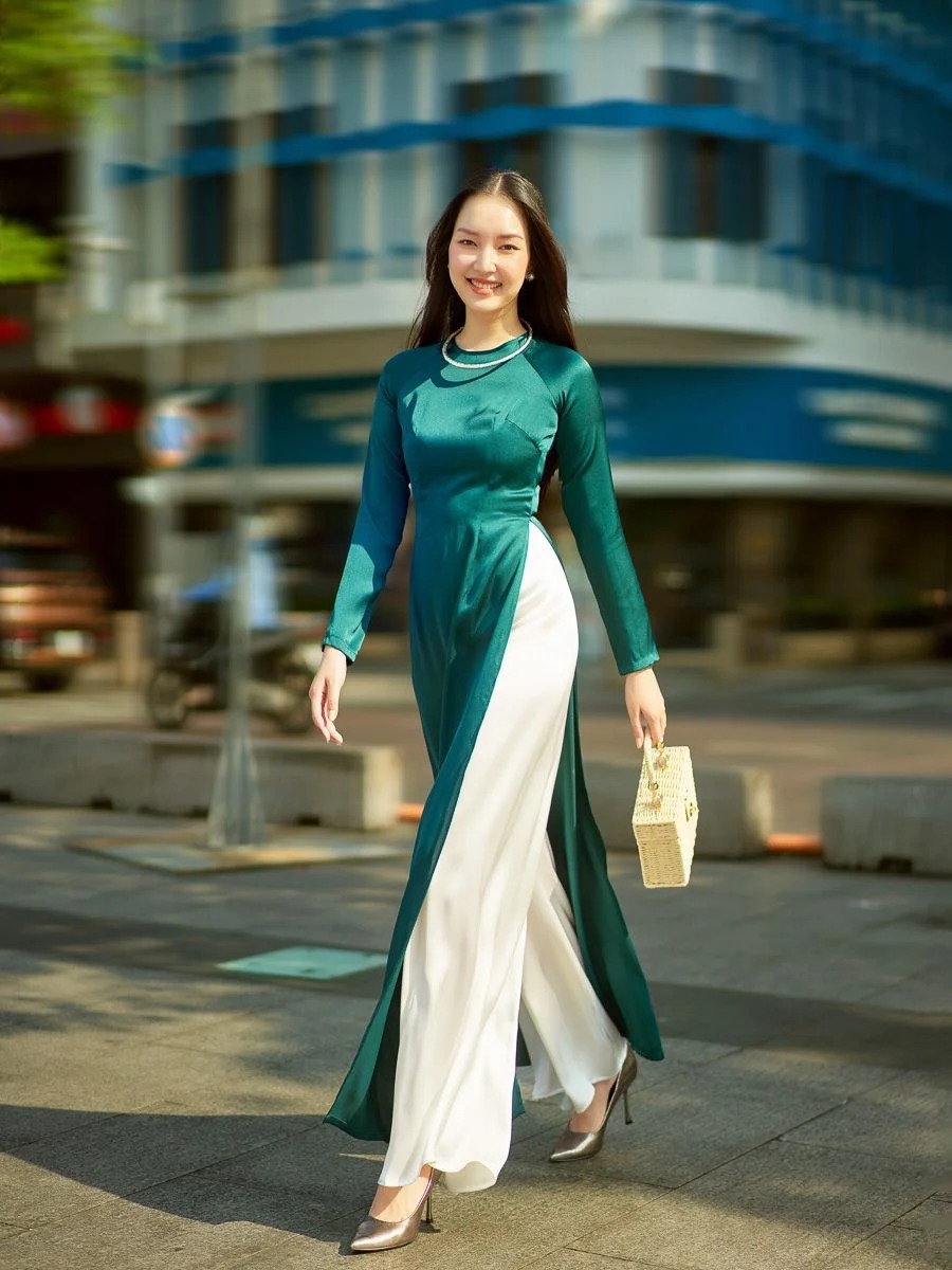 Áo dài lụa trơn thể hiện được vẻ đẹp nhẹ nhàng, thanh lịch và sang trọng
