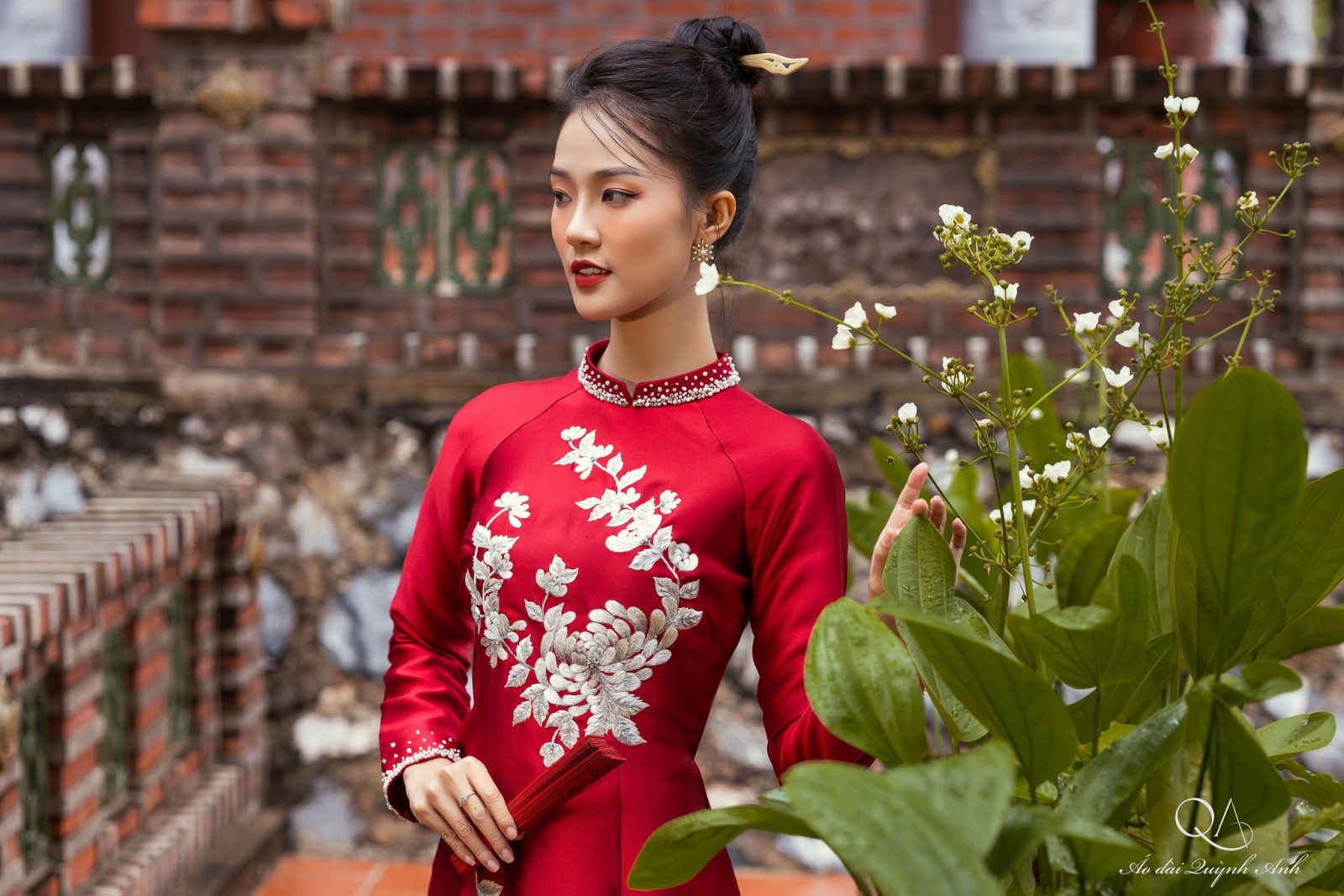 Áo dài gấm thêu tay sang trọng và đẳng cấp