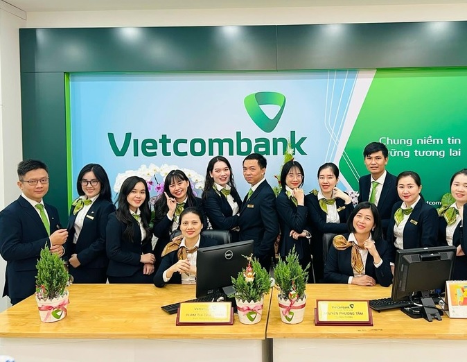 Áo sơ mi kết hợp vest thể hiện được sự sang trọng và hiện đại