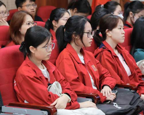 May áo khoác đồng phục HANU vừa giữ ấm vừa thể hiện biểu tượng cho trường học
