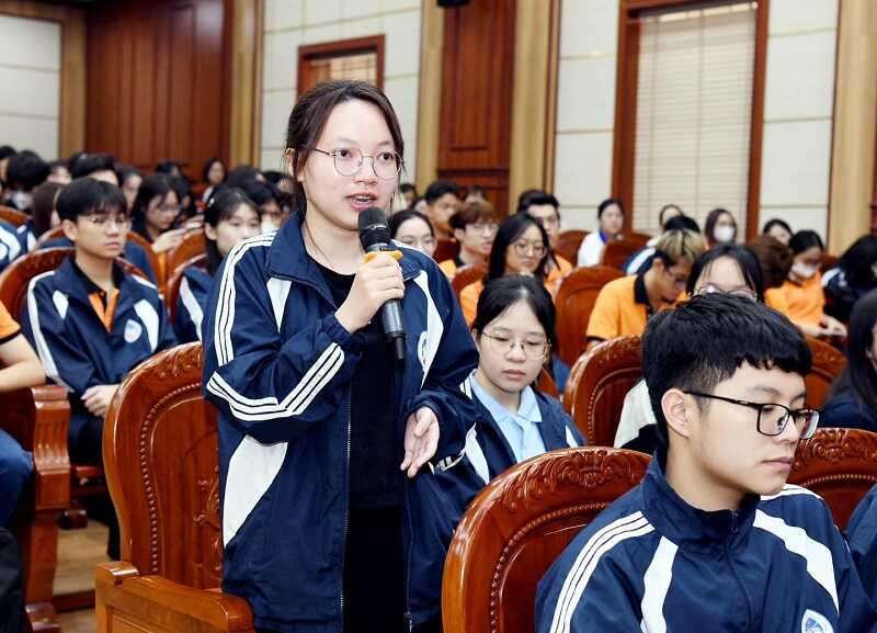Áo khoác đồng phục NEU mang đến nhiều ý nghĩa sâu sắc cho người mặc