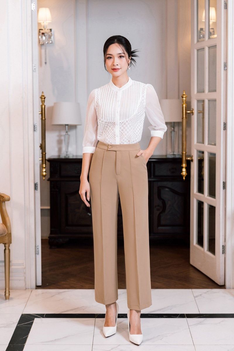 áo sơ mi trắng nữ kết hợp cùng quần jean 