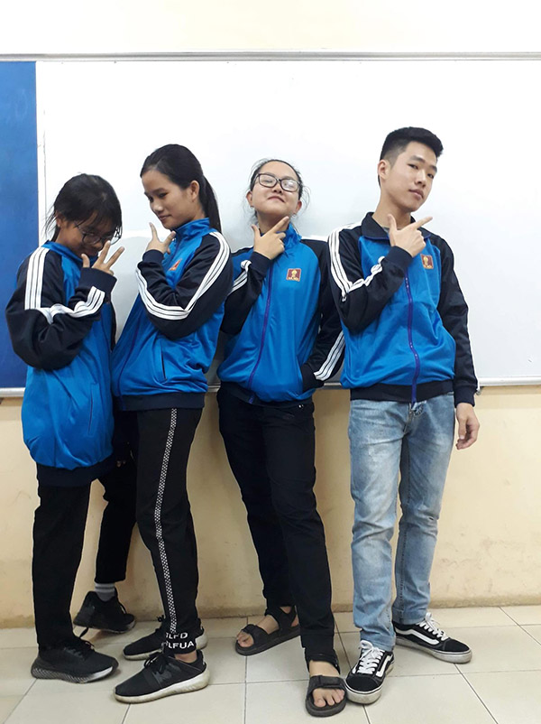 Áo khoác màu xanh dương tạo sự cá tính và năng động cho sinh viên HANU