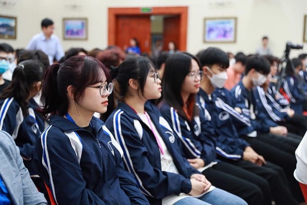 Sử dụng áo khoác đồng phục trong trường đại học mang đến nhiều lợi ích thiết thực