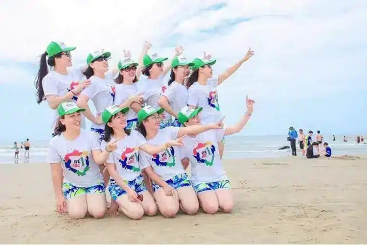 Đồng phục đi biển cho nhóm nữ với màu sắc đồng nhất