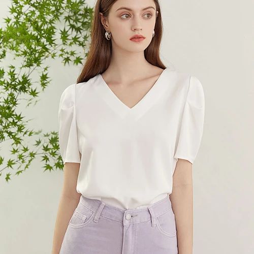 Áo cổ tim đồng phục mang lại sự thanh lịch, trẻ trung, hiện đại