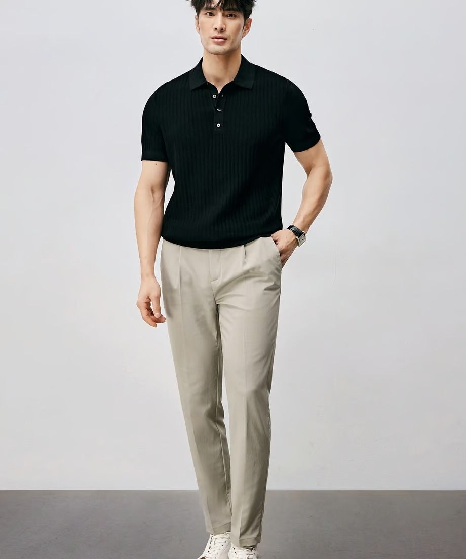 Phối đồ áo thun đồng phục với quần kaki