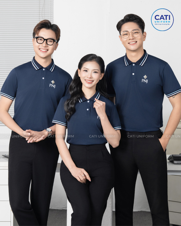 Phối đồ áo thun đồng phục với quần tây