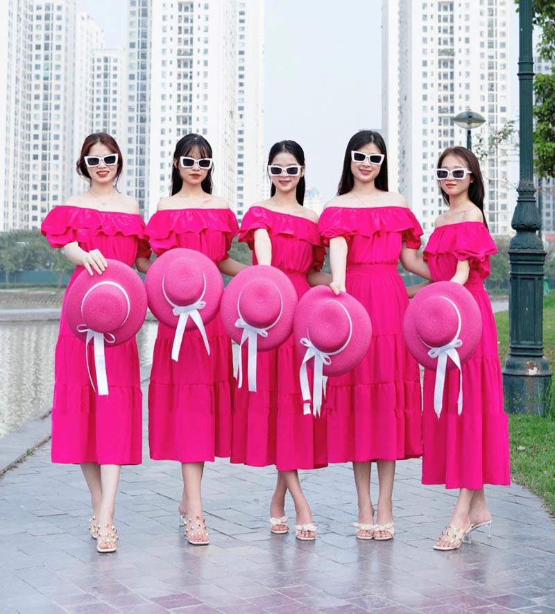 Mẫu váy đồng phục nhóm đi biển nổi bật 